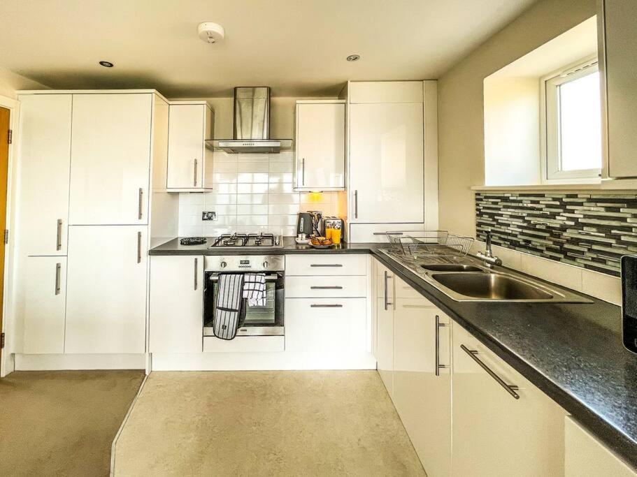 Soho Beach Apartment With Fabulous Sea View And 2 Minutes To The Beach With Free Parking And Netflix Bournemouth Exterior foto