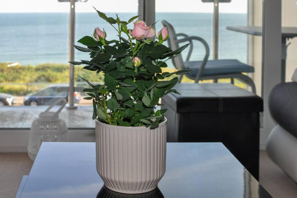 Soho Beach Apartment With Fabulous Sea View And 2 Minutes To The Beach With Free Parking And Netflix Bournemouth Exterior foto